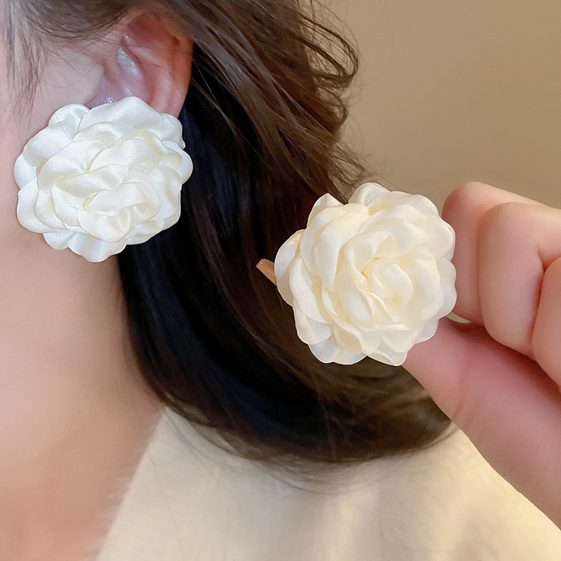 Pendientes de borla de flores de hilo de malla de perlas de aguja de plata Pendientes frescos y dulces de primavera y verano Pendientes de moda de deseo puro de súper hada al por mayor