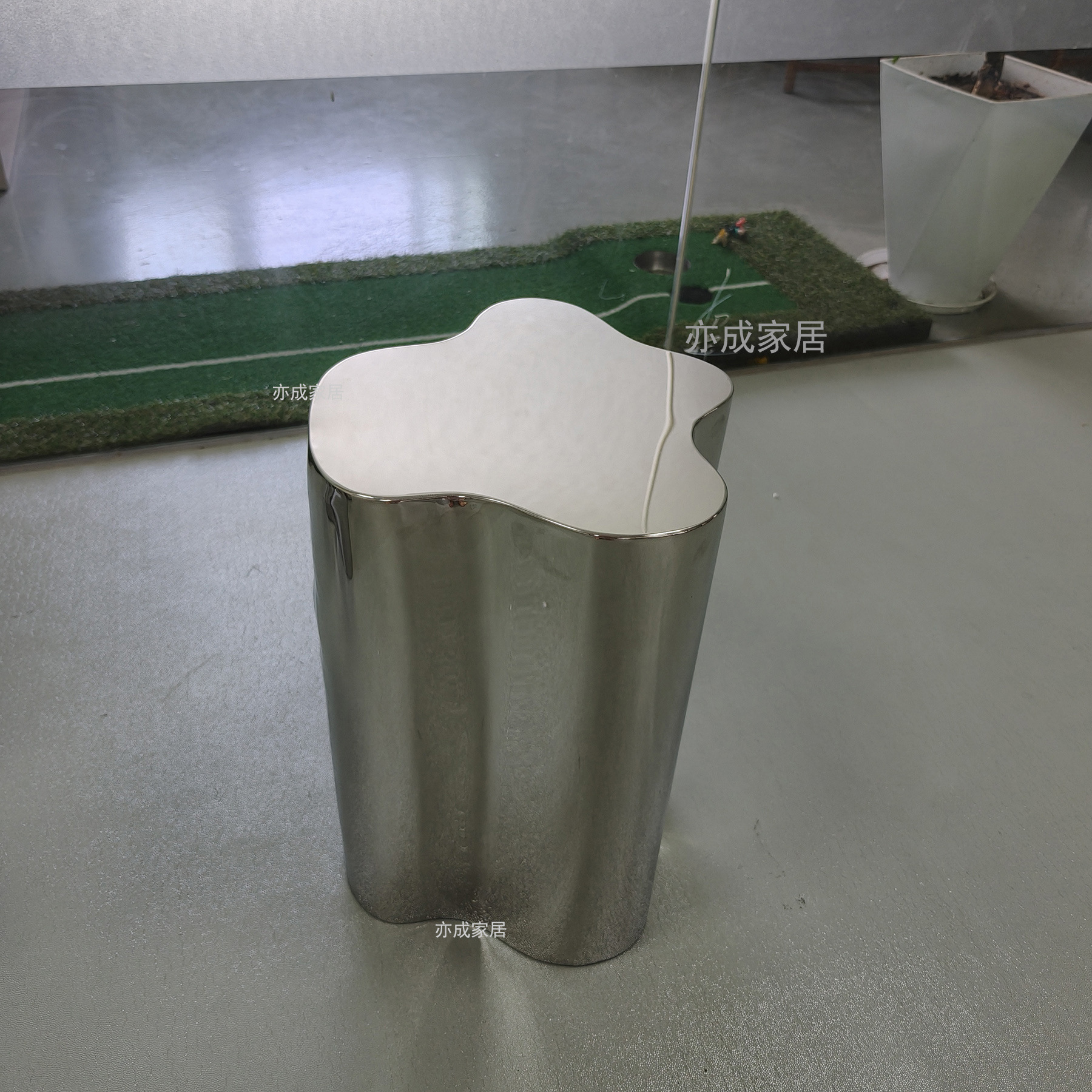 モダンライトラグジュアリークラウドコーナーテーブルイタリアのミニマリストモダンソファコンビネーションコーヒーテーブルシンプルなステンレス鋼のリビングルームサイドテーブル