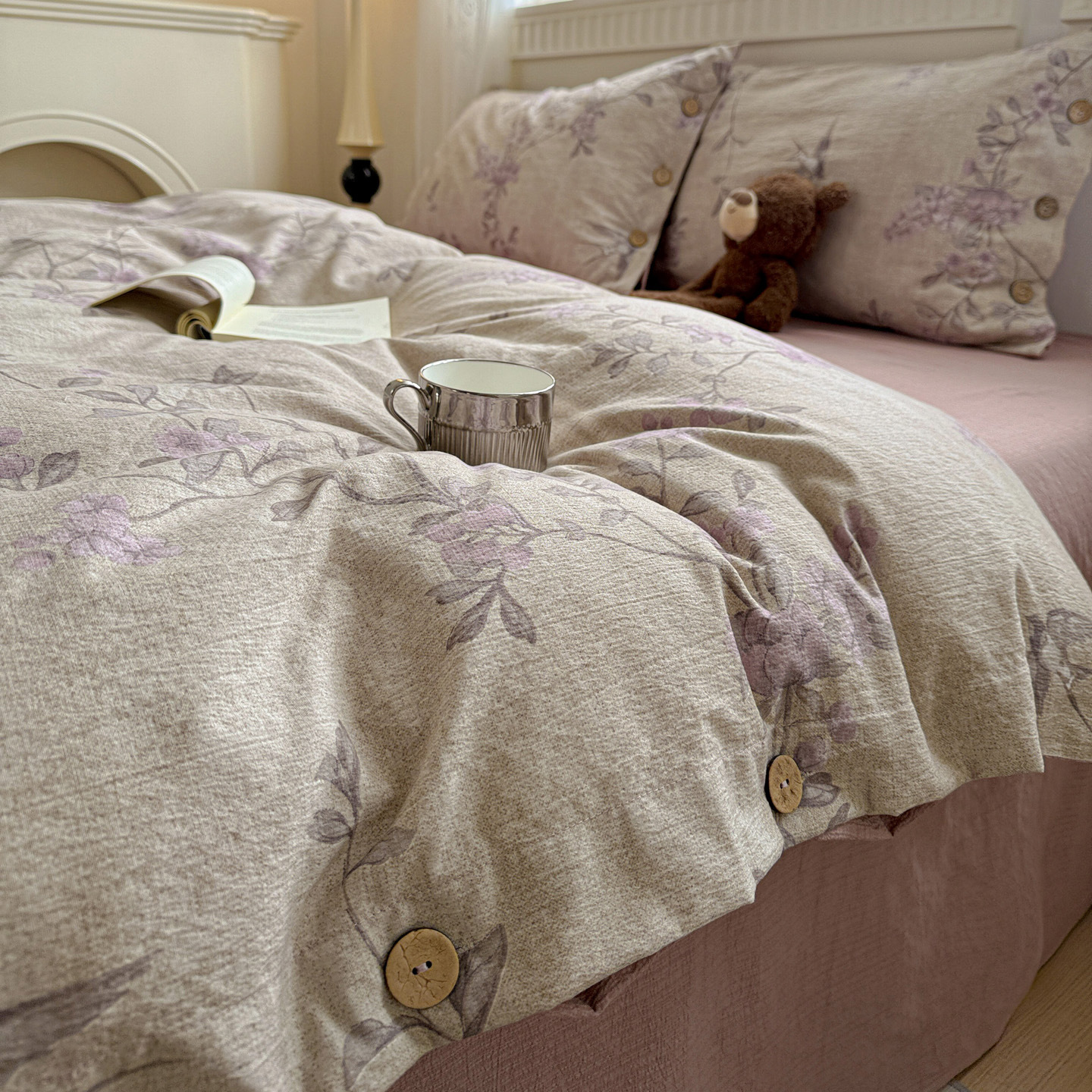 Classe A algodón bruto lino de cuatro piezas retrógrado botones de flores sábanas de algodón cubierta de cama de tres piezas conjunto de ropa de cama
