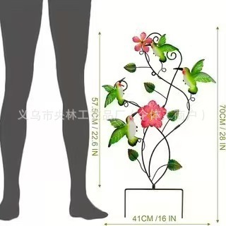 国境を越えた庭園の花、バラ、四つ葉の草、金属製の鉄工品の壁飾り、吊り下げ飾り、庭の地面に飾る置物|undefined