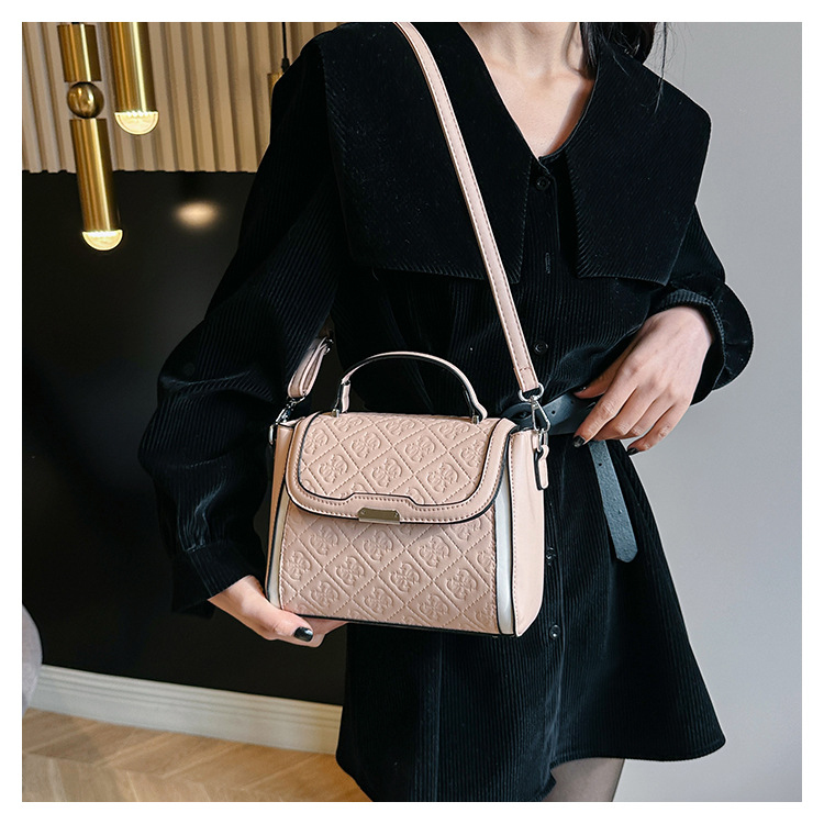 Women's Small Pu Leather Solid Color Lingge Vintage Style Classic Style Magnetic Buckle Crossbody Bag display picture 34