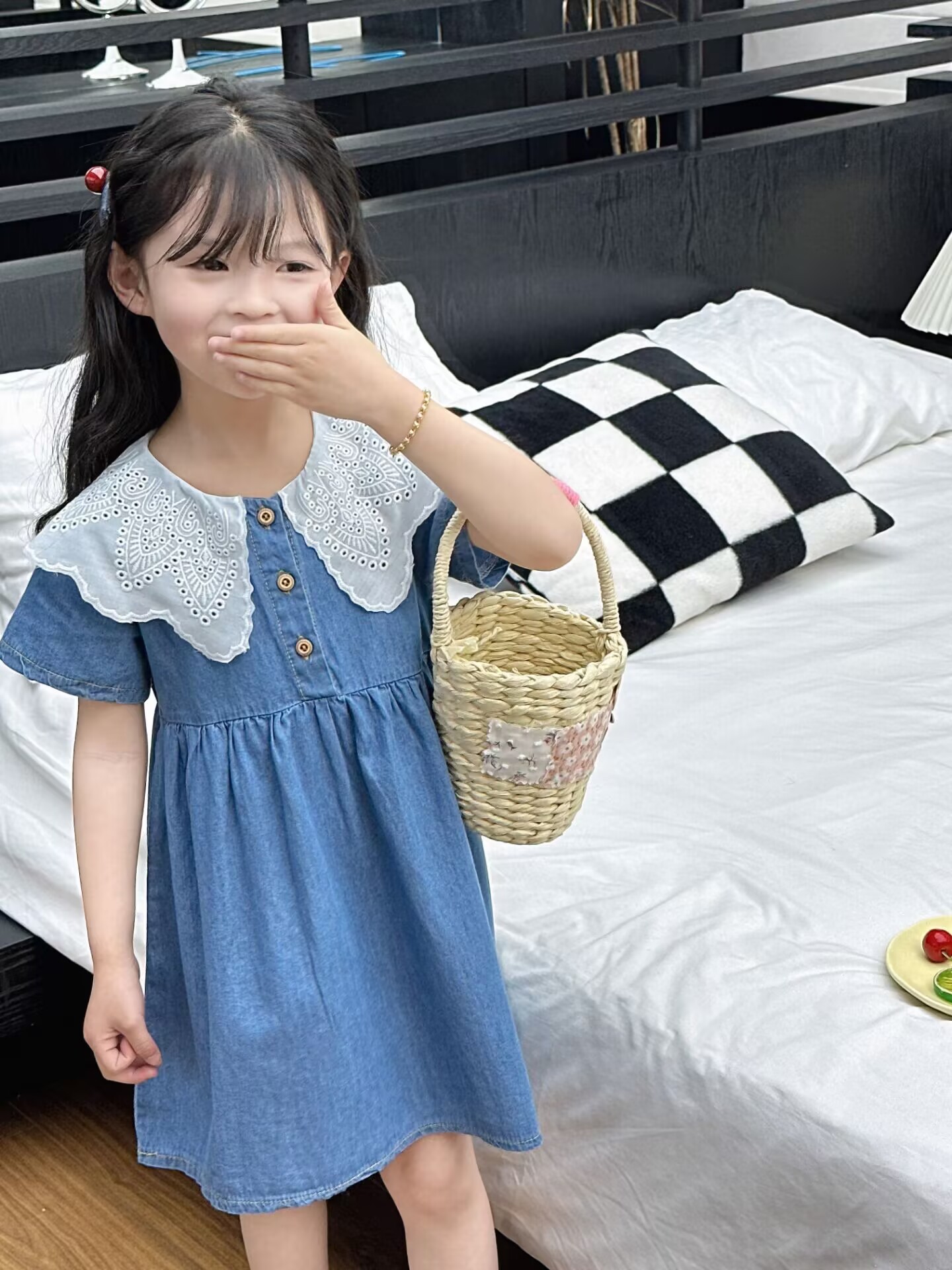 중공 레이스 화이트 라펠이 있는 데님 스커트