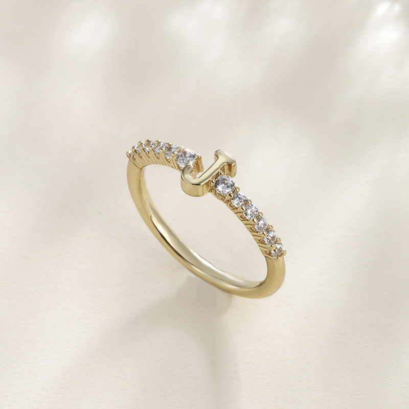 Anillo de Letras Nuevo Estilo Europeo y Americano Xuping con 26 Letras Inglesas, Anillo Cerrado con Circonita, Anillo de Aleación de Cobre para el Dedo Índice de Otoño e Invierno.