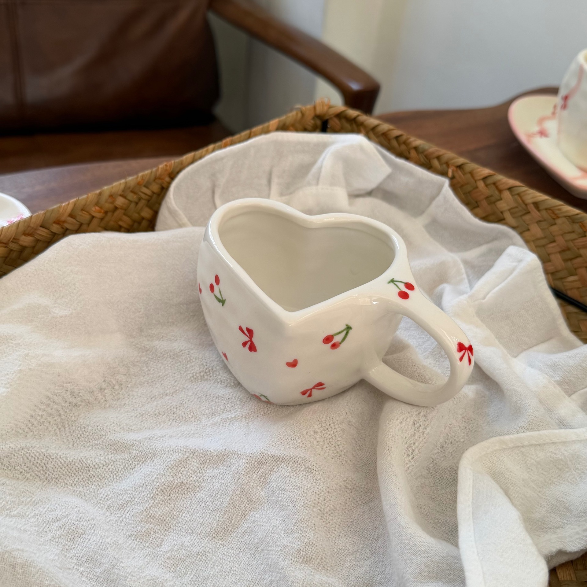 Estilo coreano inswind pintado a mano amor cerámica tazas y platos mano empujada irregular taza de café en forma de corazón plato de mesa de la tarde plato de taza
