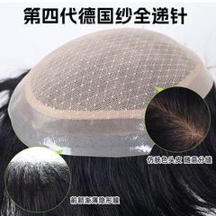 男性のかつらは夏の薄っぺらな額で髪を直します。