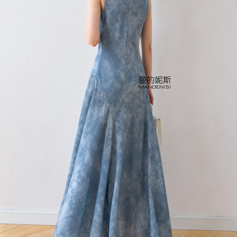 100% Mulberry Silk 45 ° Diagonal-Cut Slim-Fitting Mermaid Dress, Blue Silk Tank Top Dress with a Large Hem and Long Skirt.