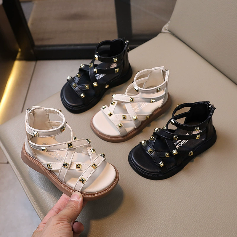 Сандалии для девочек 2024 Летние новые маленькие школьники модные сумки и пляжные туфли для девочек мягкие подошвы римские сандалии