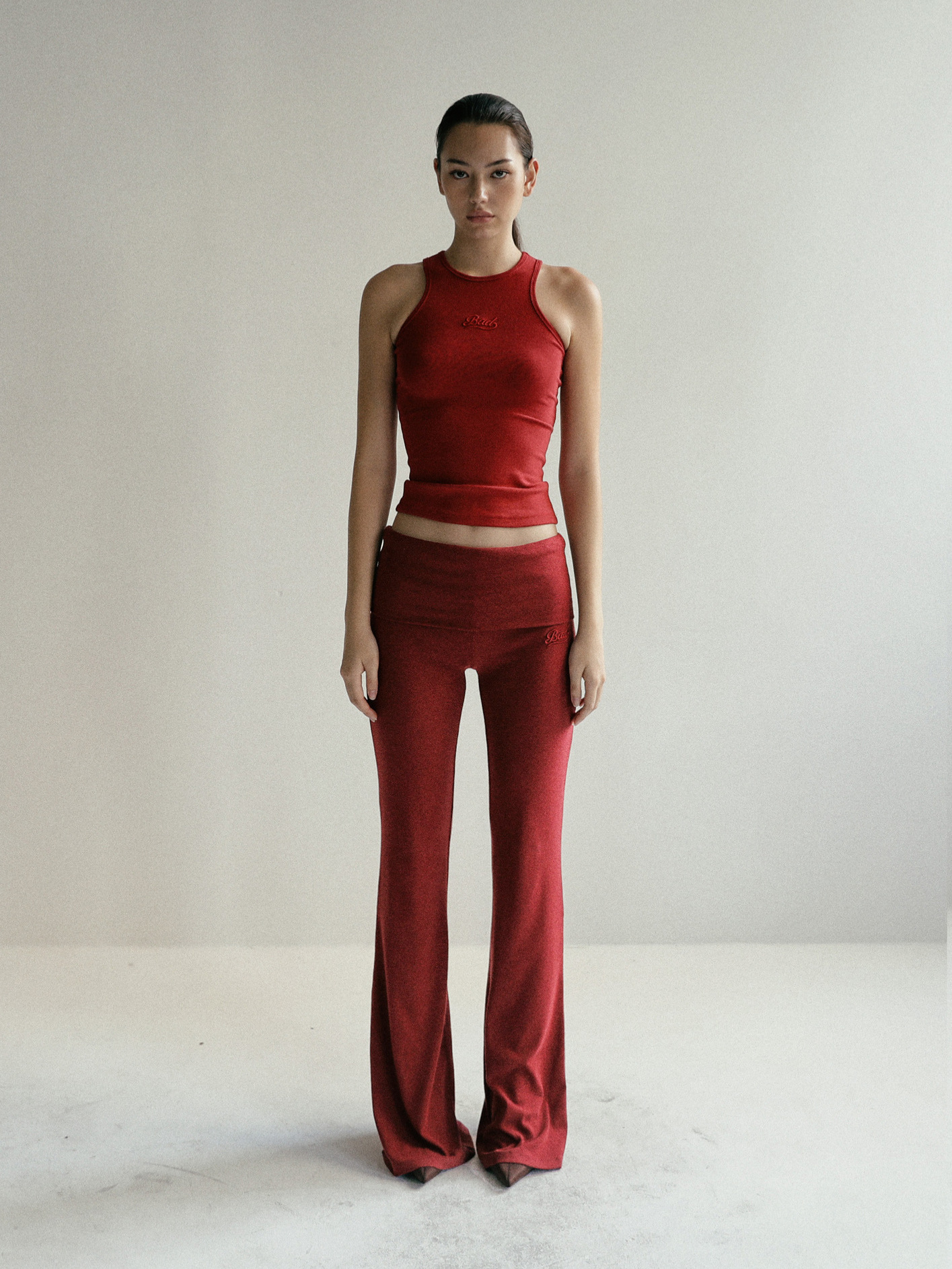 ブラッド・ブラッド・ソフト折りたたみミニラップパンツ女性タバコ色アメリカレトロ刺繍着痩せお尻のラッパパンツ新作