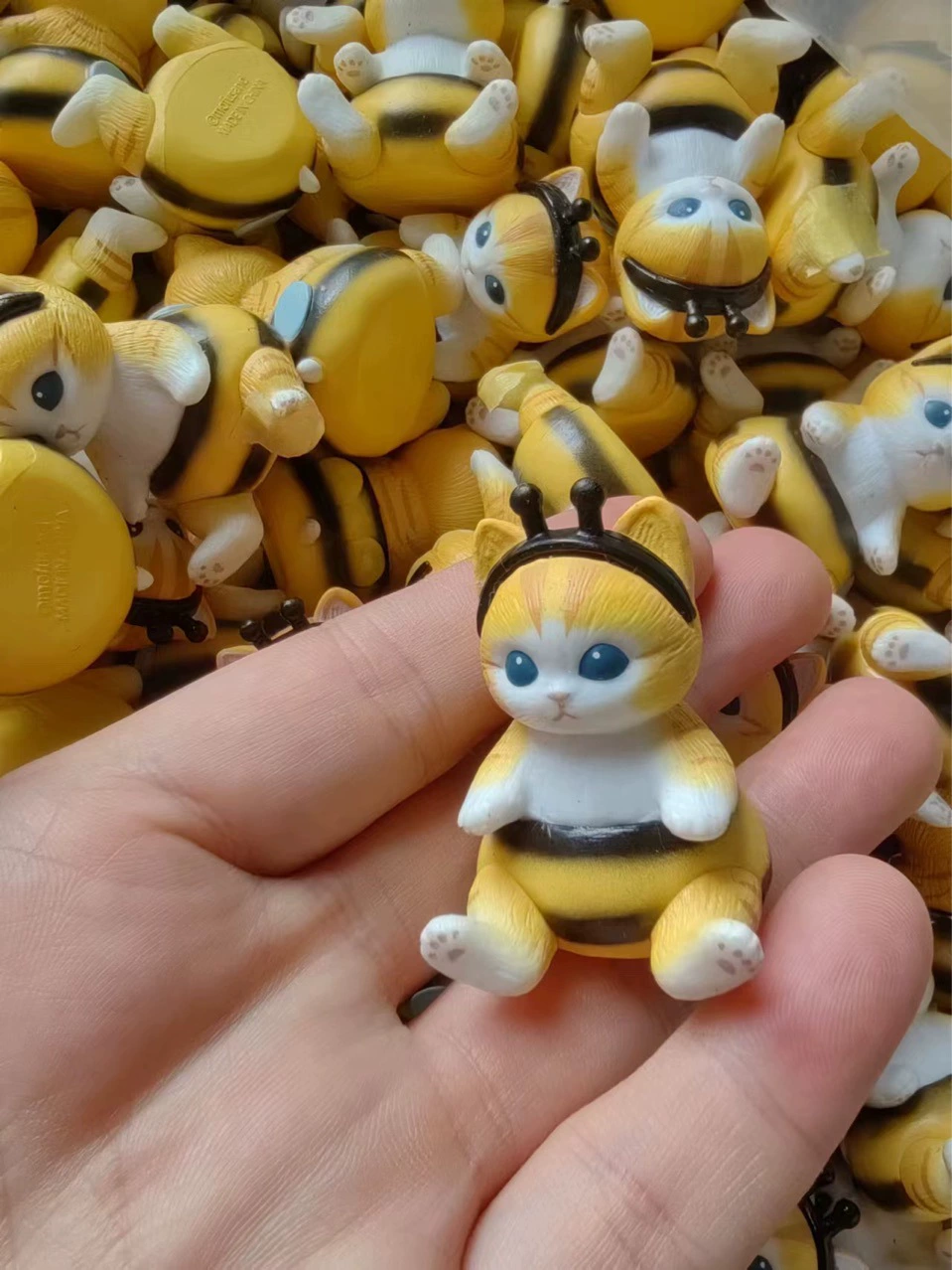 Ежедневное сидящее кошачье украшение только в стиле пчелы