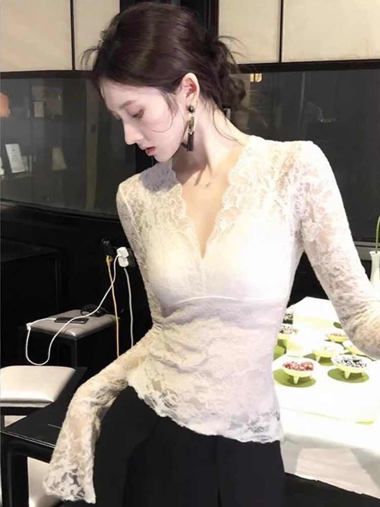 Áo len nữ cổ V ren tay loe chất liệu cotton phối ren — trắng