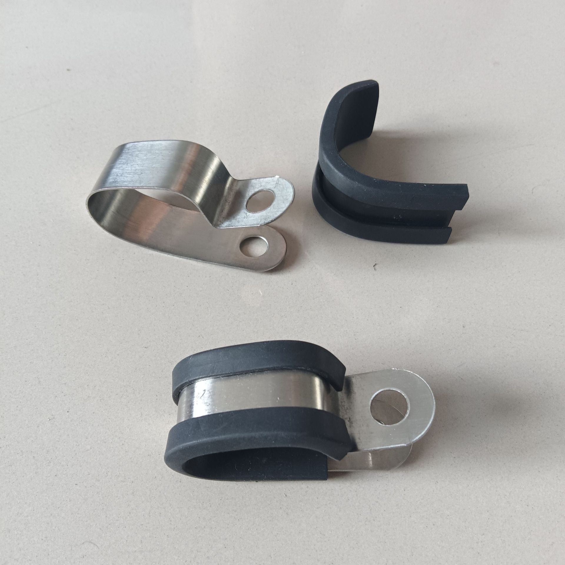 新能源车用多管线缆固定支架 25mm双管金属固定座现货 包胶管夹