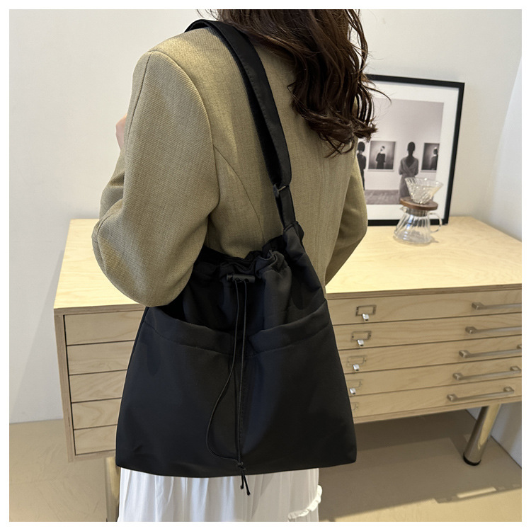 The popular autumn and winter bags for women in 2024: large-capacity crossbody bag, Tote commuter bag, single-shoulder bag, soft undefined