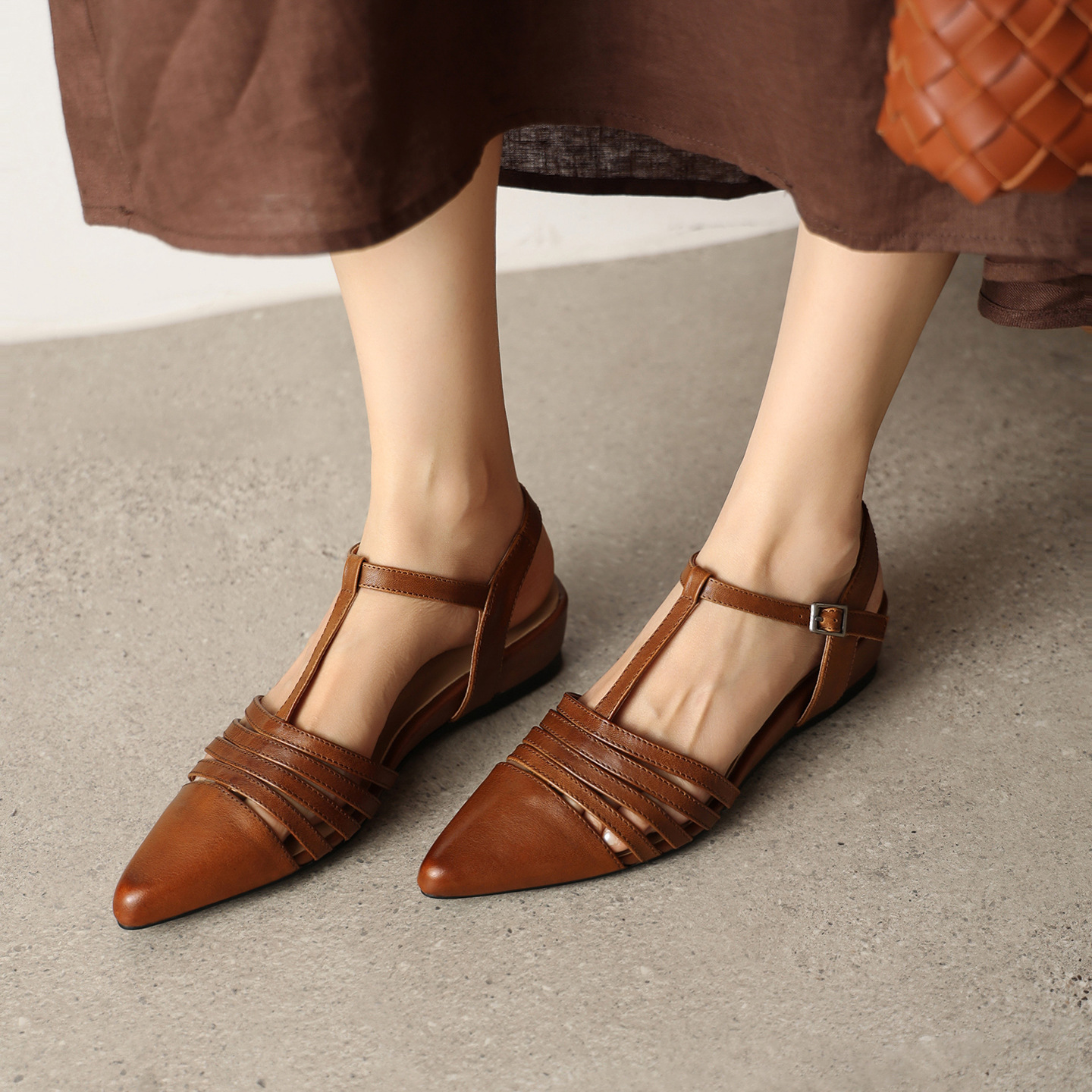 Sandal nữ hở mũi gót thấp 3 cm, quai dệt đinh tạo kiểu cổ điển — Sữa hạnh nhân — 3/12