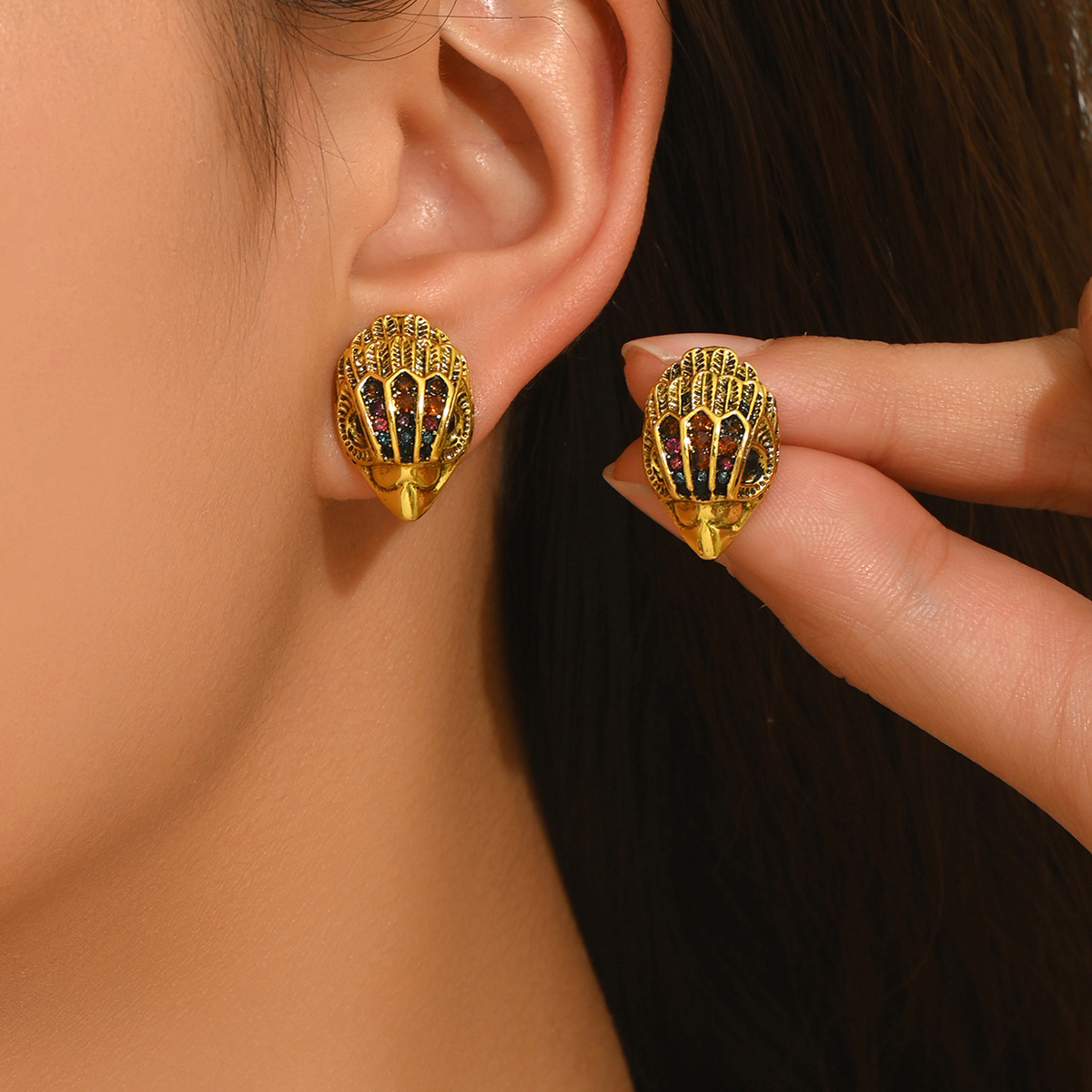 Amazon's best-selling European and American style earrings feature a unique eagle head design with colorful zircon stones, versatile and sophisticated earrings