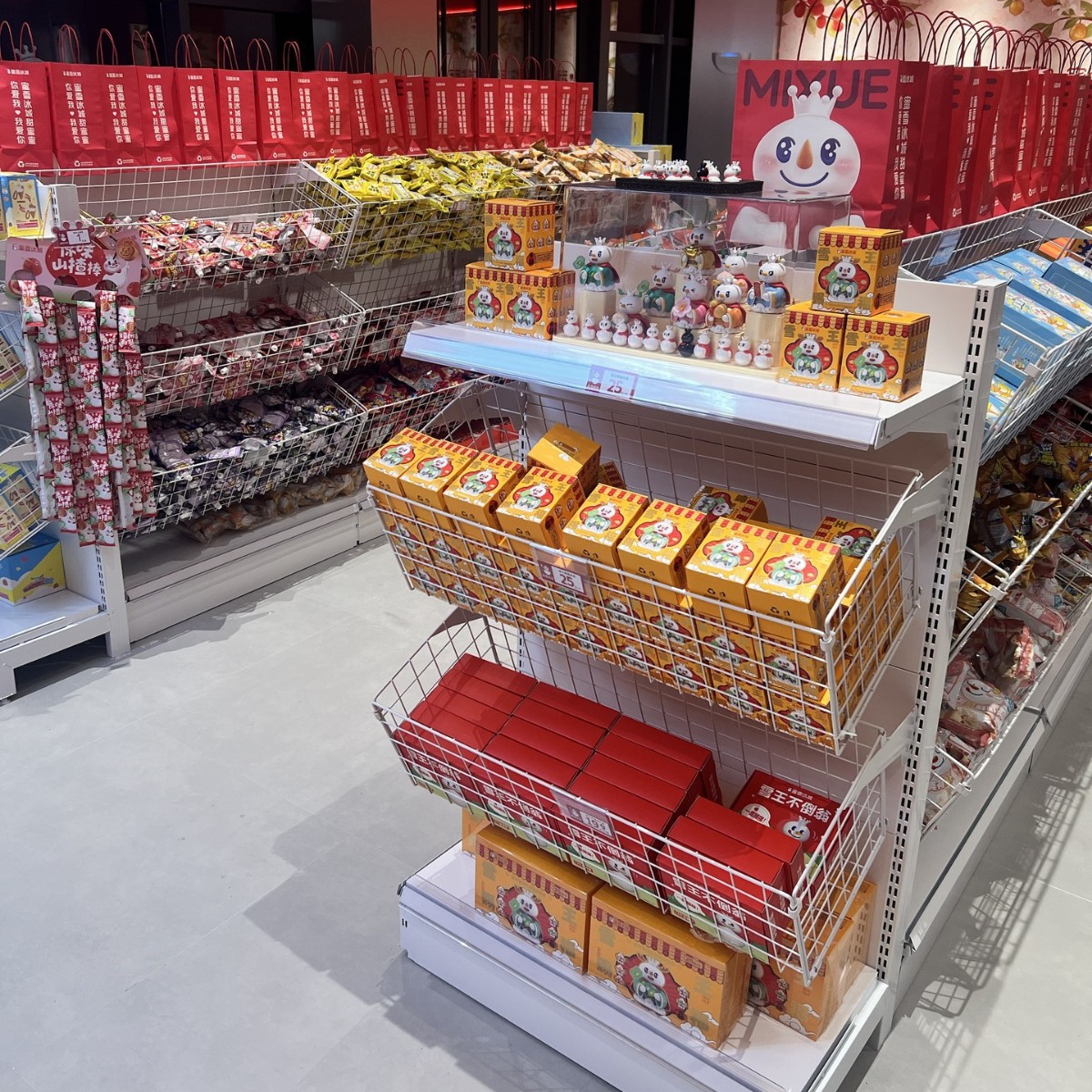 Estantes de supermercado tienda de conveniencia cestas colgantes jaula apilada estantes de almacenamiento Nieve Ice City cestas inclinadas caja ciega alrededor de la pantalla de canasta de bocadillos