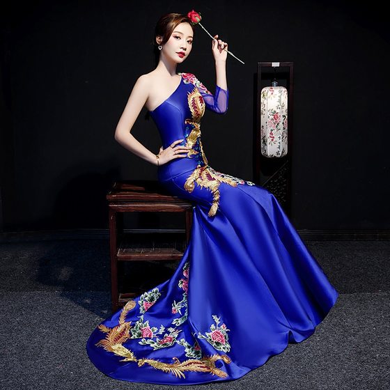 2023 new Chinese-style embroidered catwalk show costume one-shoulder trailing dress blue banquet evening dress