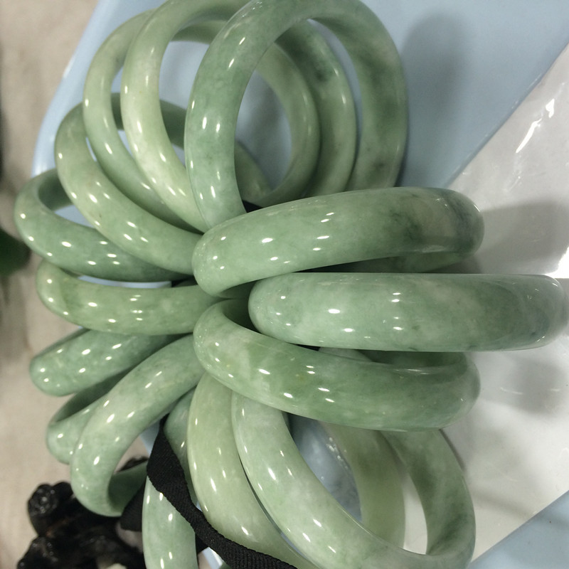 에메랄드 비취 팔찌 귀주 에메랄드 라이트 그린 여성 팔찌 도매 공장 도매 인기 비취 선물