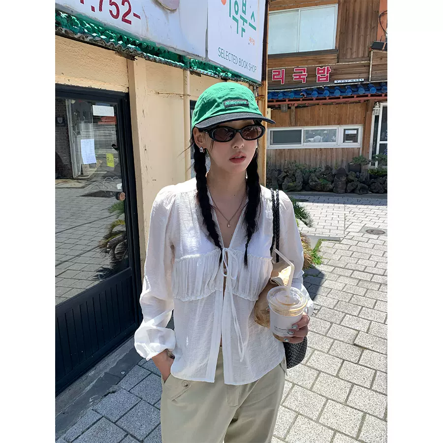 广州黄峥韩版秋季小衫女设计感系带v领泡泡袖褶皱衬衫上衣530775