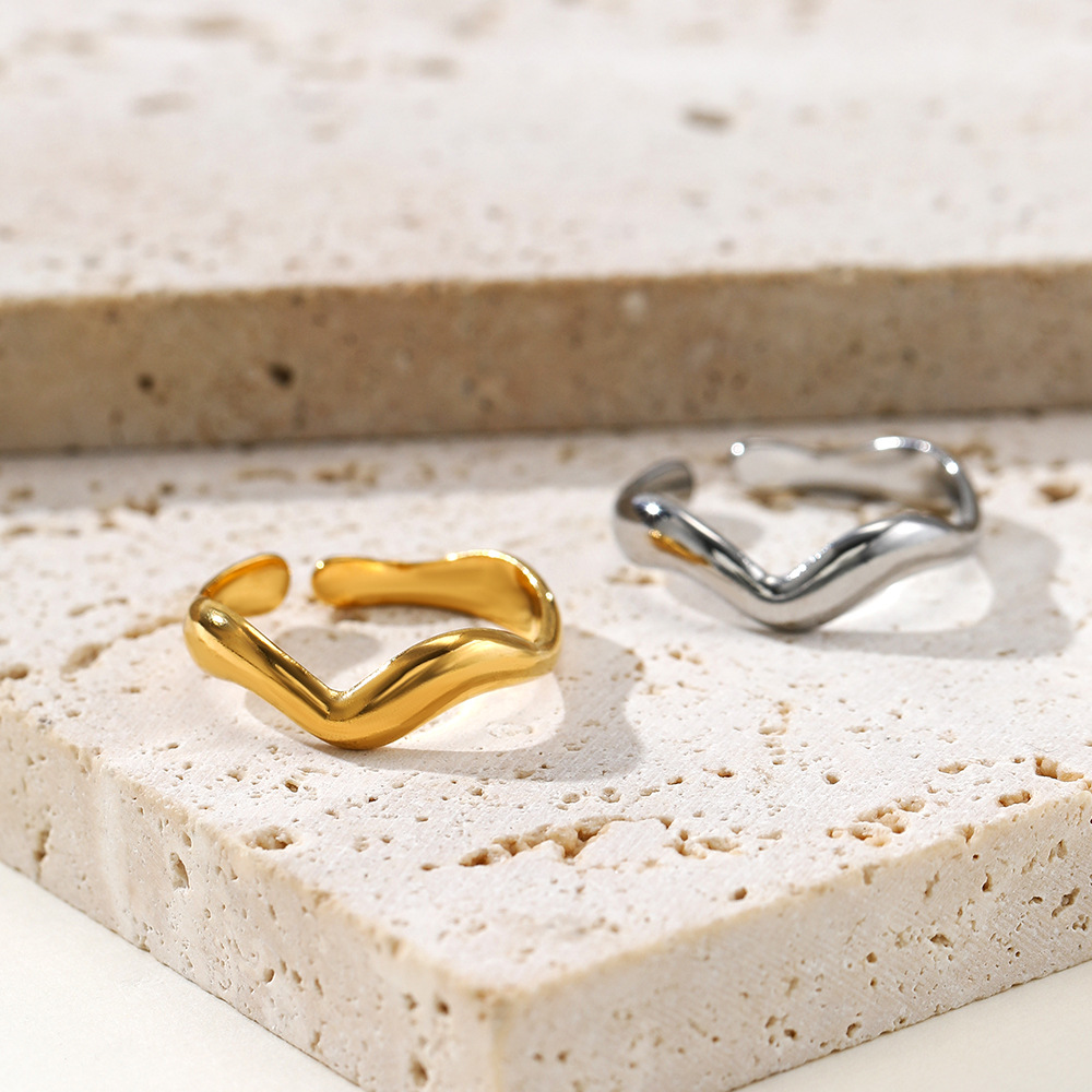 Anillo de acero inoxidable para mujer, estilo INS, forma de V irregular y ondulada, diseño minimalista de alta calidad, producto transfronterizo