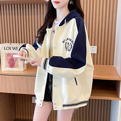 早春に野球服のコートを着ます。