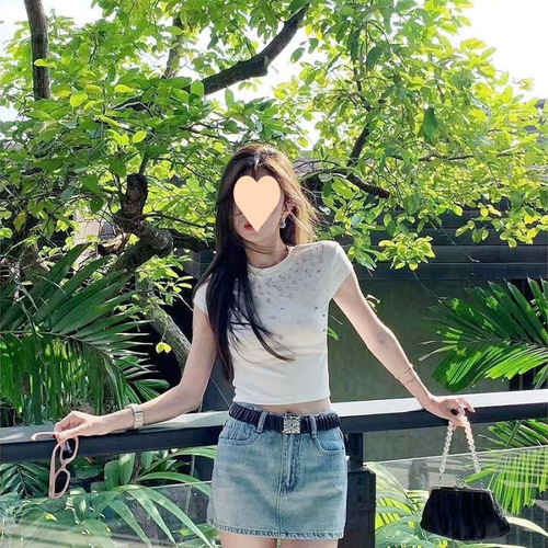 Summer New Diamond-embellished Short-sleeve T-shirt for Women, Design-oriented, Niche, Straight Shoulders, Round Neck, Versatile, Fitted Basic Top for Women, Trendy