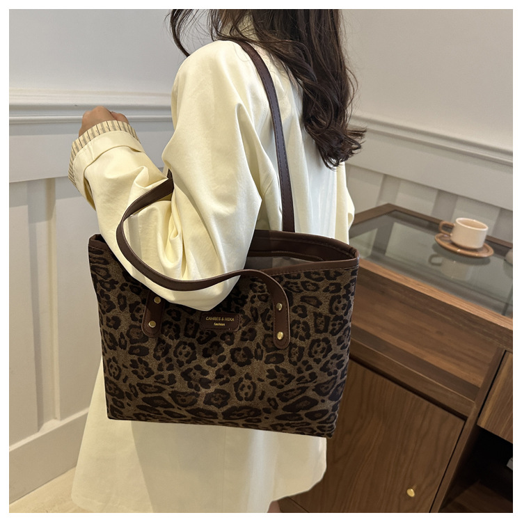 This is a new 2024 trendy and stylish large-capacity handbag for women. It is a fashionable and stylish single-shoulder tote bag for autumn and winter undefined