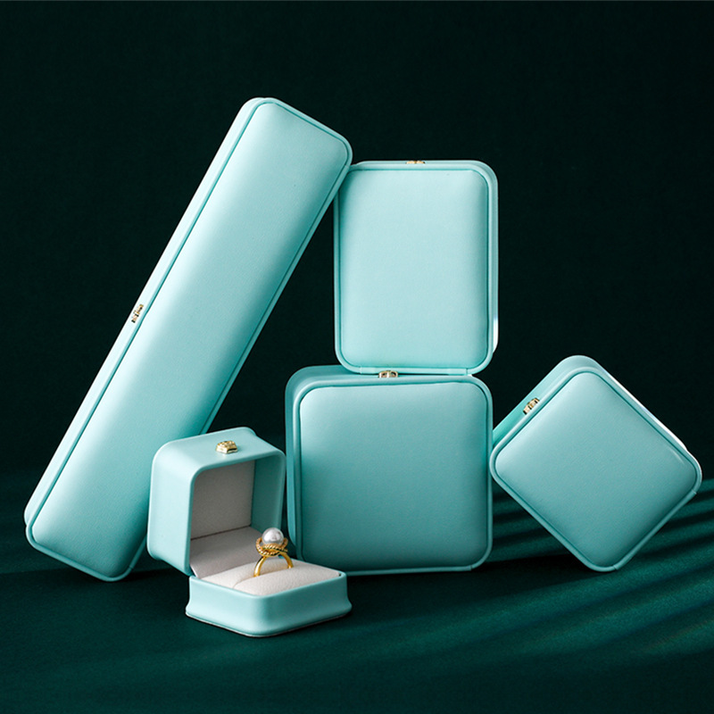 Caja de joyería al por mayor en stock Corona hebilla caja de joyería de alta gama caja de collar de joyería caja de almacenamiento caja de pulsera de anillo