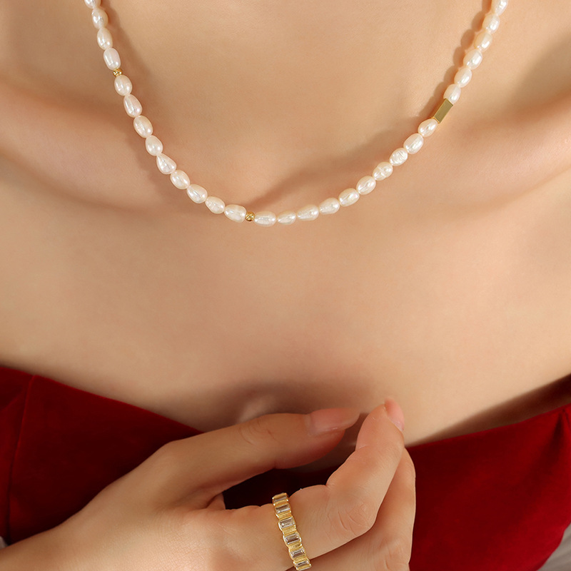 Francés ins elegante simple no se desvanece Cadena de perlas de agua dulce costura accesorios de acero de titanio Collar chapado en 18K joyería de la cabeza de oro