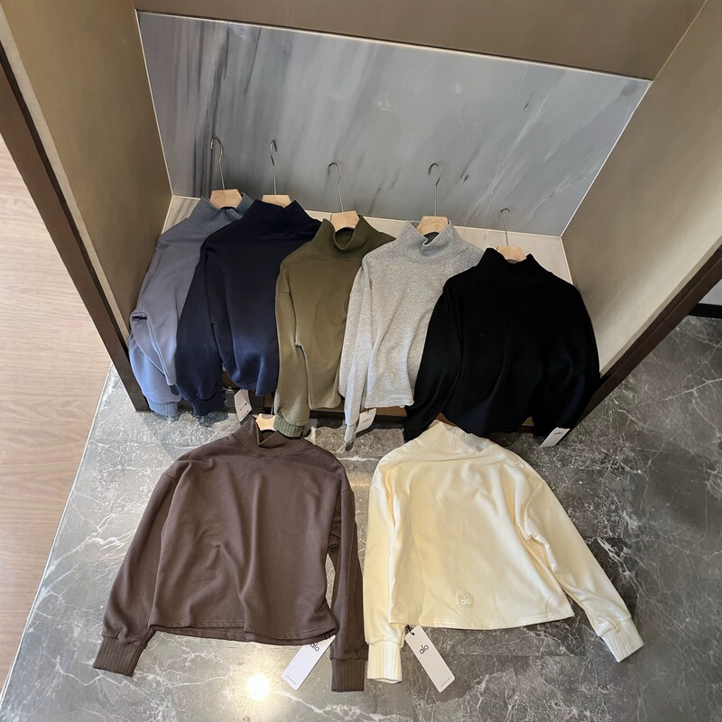 ALO autumn and winter new collection: a simple, skin-friendly, Korean-style casual long-sleeved top with a high neckline and integrated fleece lining, designed for a slim fit and easy to match with various outfits ALO autumn and winter new collection: a simple, skin-friendly, Korean-style casual long-sleeved top with a high neckline and integrated fleece lining, designed for a slim fit and easy to match with various outfits