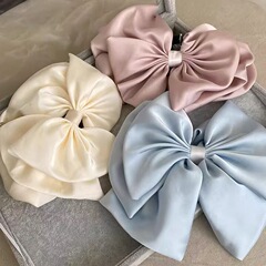 2025新作の髪飾りの蝶結びのヘアピンの高級感のあるサテンの多段階の馬尾のクリップの半髪のクリップのヘアアクセサリー