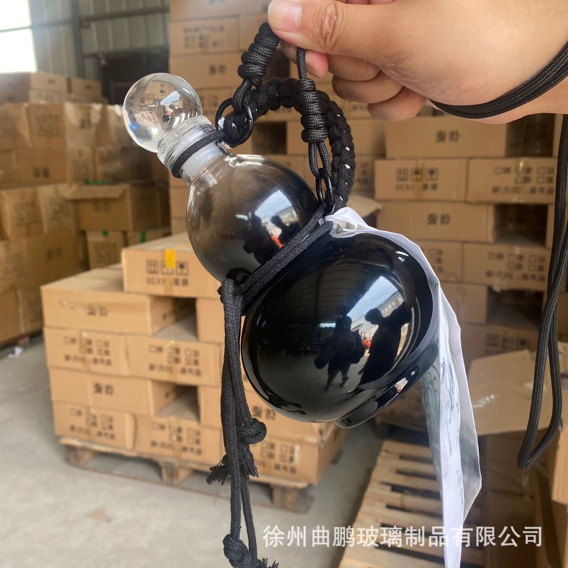 검정색 병 + 손잡이 끈 + 태슬 장식 + 어깨끈; 맞춤 색상