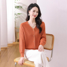 羊毛衫女2025新款V领宽松妈妈短款套头毛衣百搭遮肚内搭针织打底