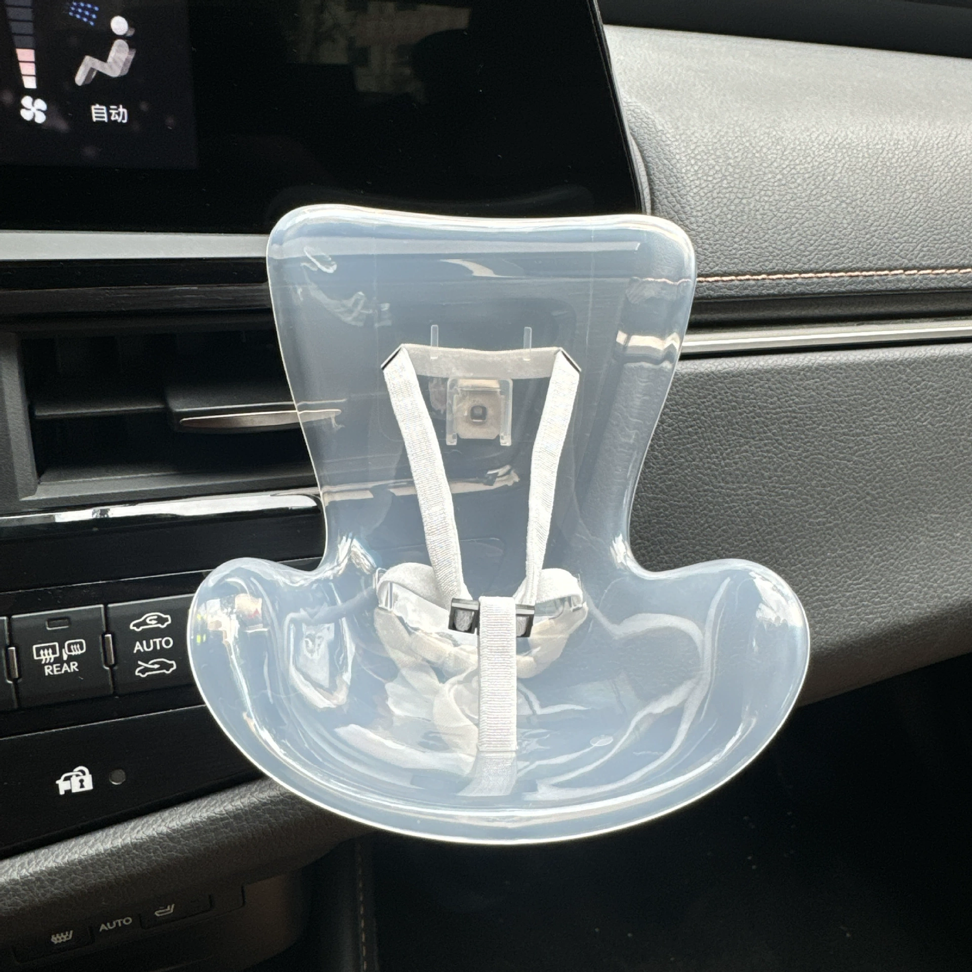 Кресло-автокресло Labubu с ароматерапией, декоративными элементами в виде мультяшных персонажей и воздуховодом для кондиционера, для трансграничных перевозок.