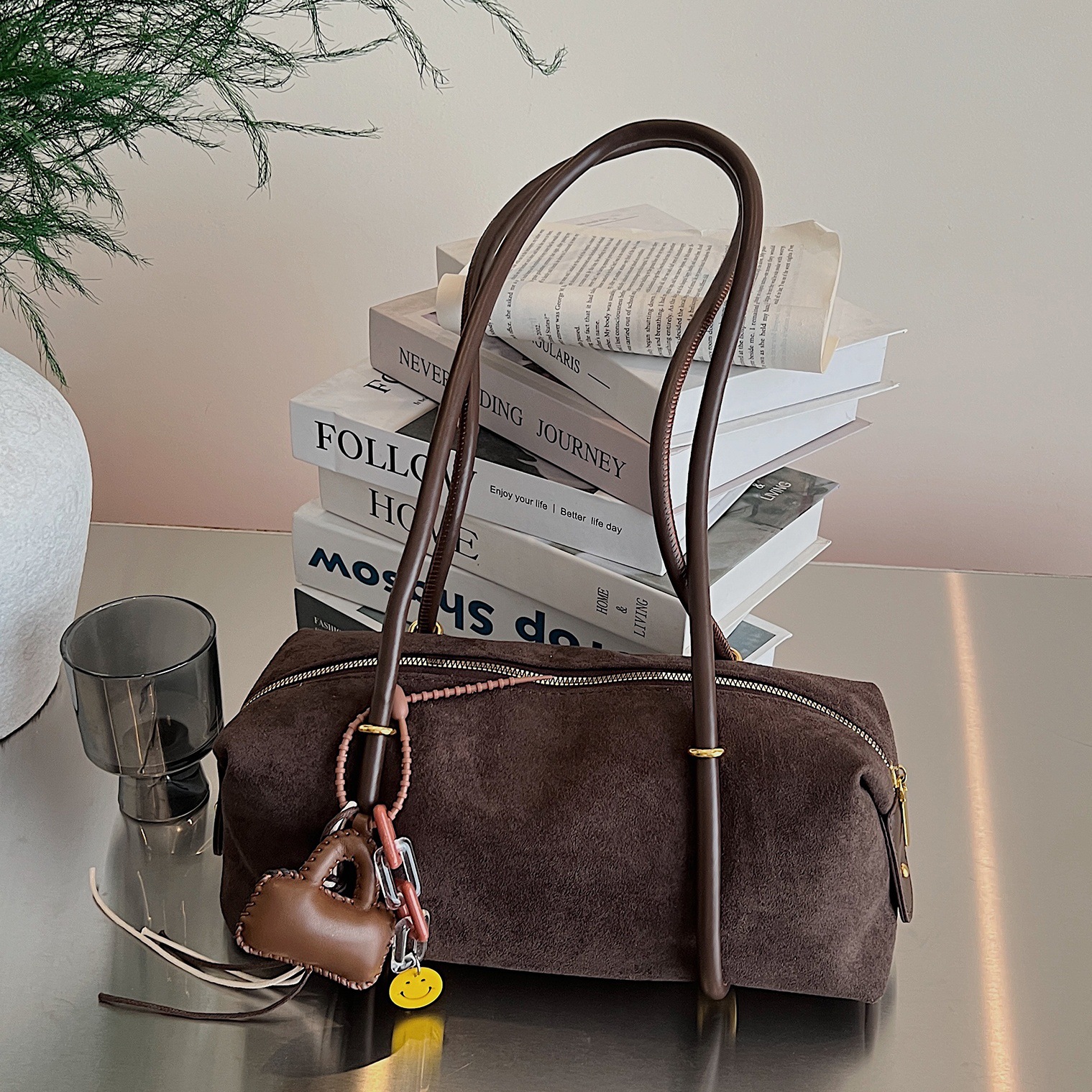 Bolsa de viaje portátil retrógrada de nicho para mujeres otoño y invierno 2025 nueva moda de cuero de seda bolsa de mochila de gran capacidad