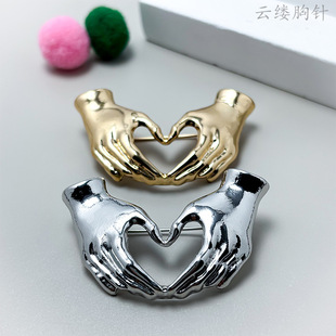Creative personality hands heart brooch original niche gesture simple elegant vintage sweater coat accessories jewelry