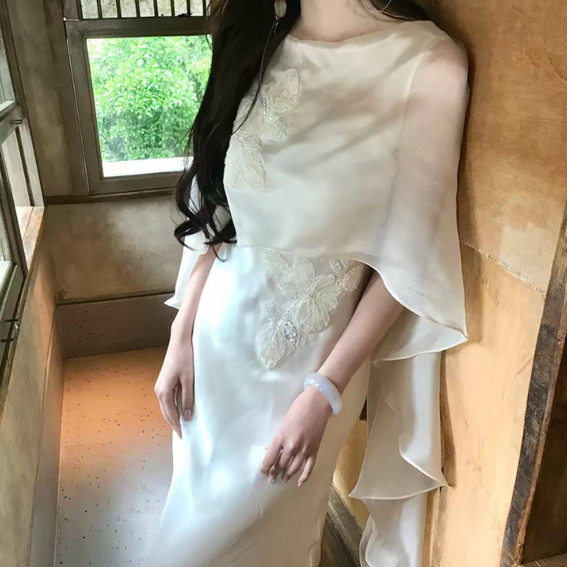 From the Moment the Frosty New Chinese-Style Three-Dimensional Embroidery Dress with a Flowing Cape Design Appears, It Has Become a Long Gown for Banquets From the Moment the Frosty New Chinese-Style Three-Dimensional Embroidery Dress with a Flowing Cape Design Appears, It Has Become a Long Gown for Banquets