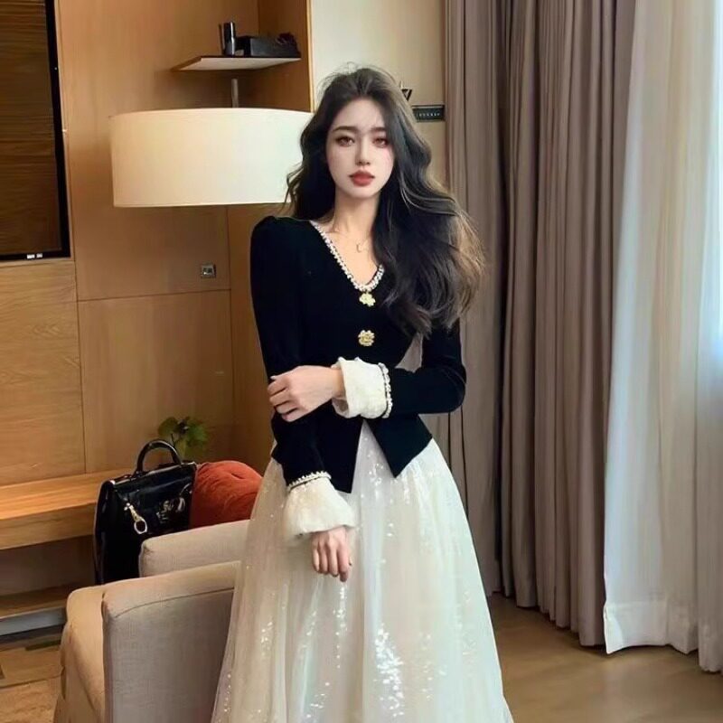 Đầm liền nữ dáng dài tay cài khuy một hàng, cổ chữ V, thắt eo cạp cao, xòe rộng — Màu đen