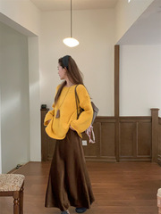 だらしない黄色の肩のニットのセーターの女性の春の2025新型のレトロなカジュアルはゆったりしていて、やせています。