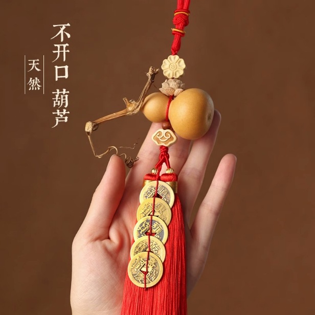 빨간 밧줄이 달린 닫힌 조롱박