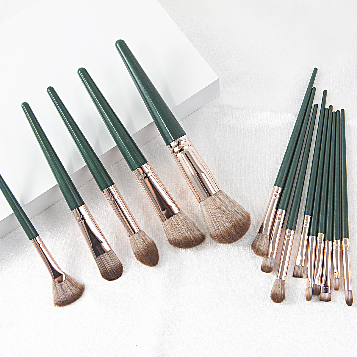 Nuevo juego de brochas de maquillaje Green Cloud de Cangzhou, brocha para polvos sueltos, juego completo de brocha para sombra de ojos, brocha para colorete, herramientas de maquillaje de belleza