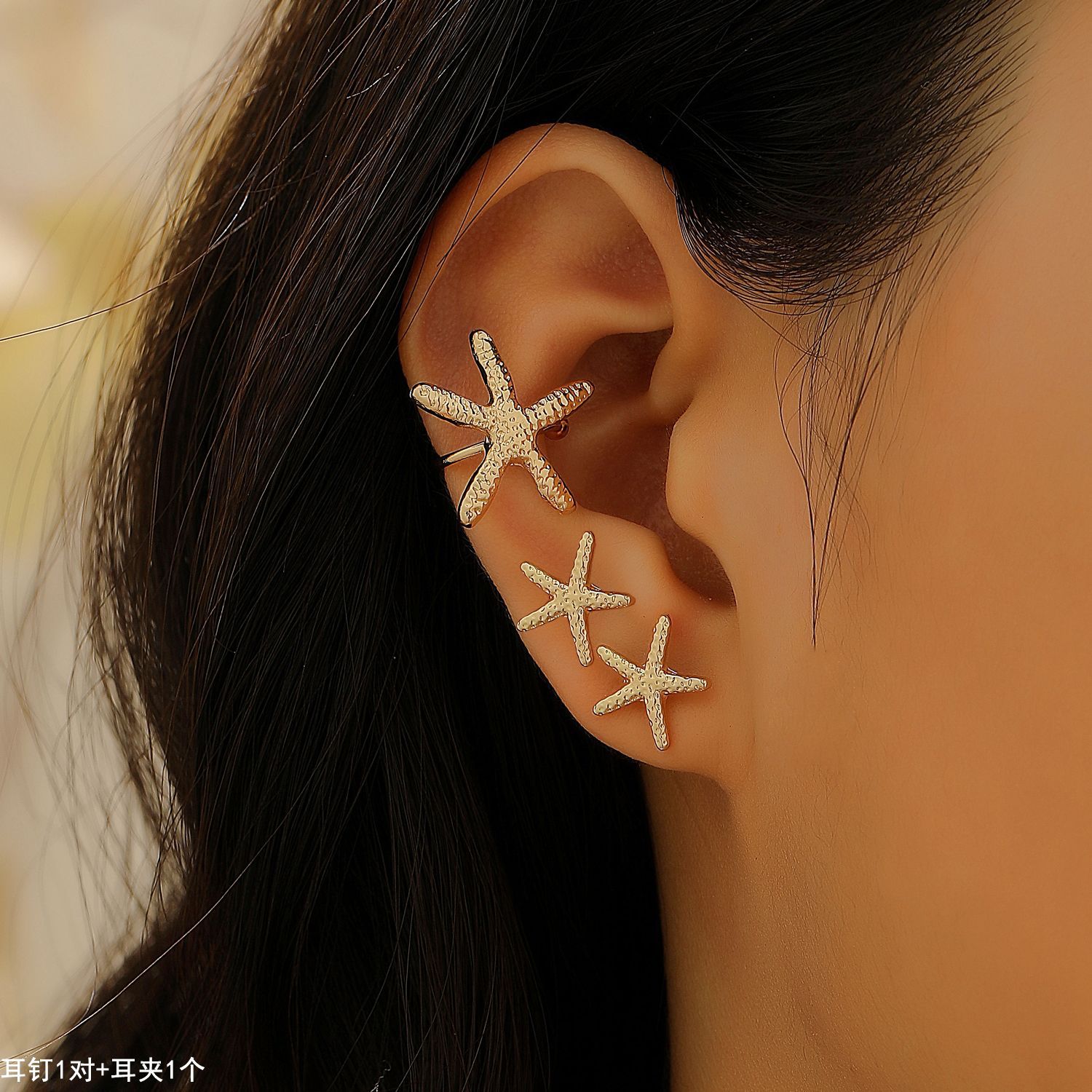 1 pair of earrings + 1 ear clip