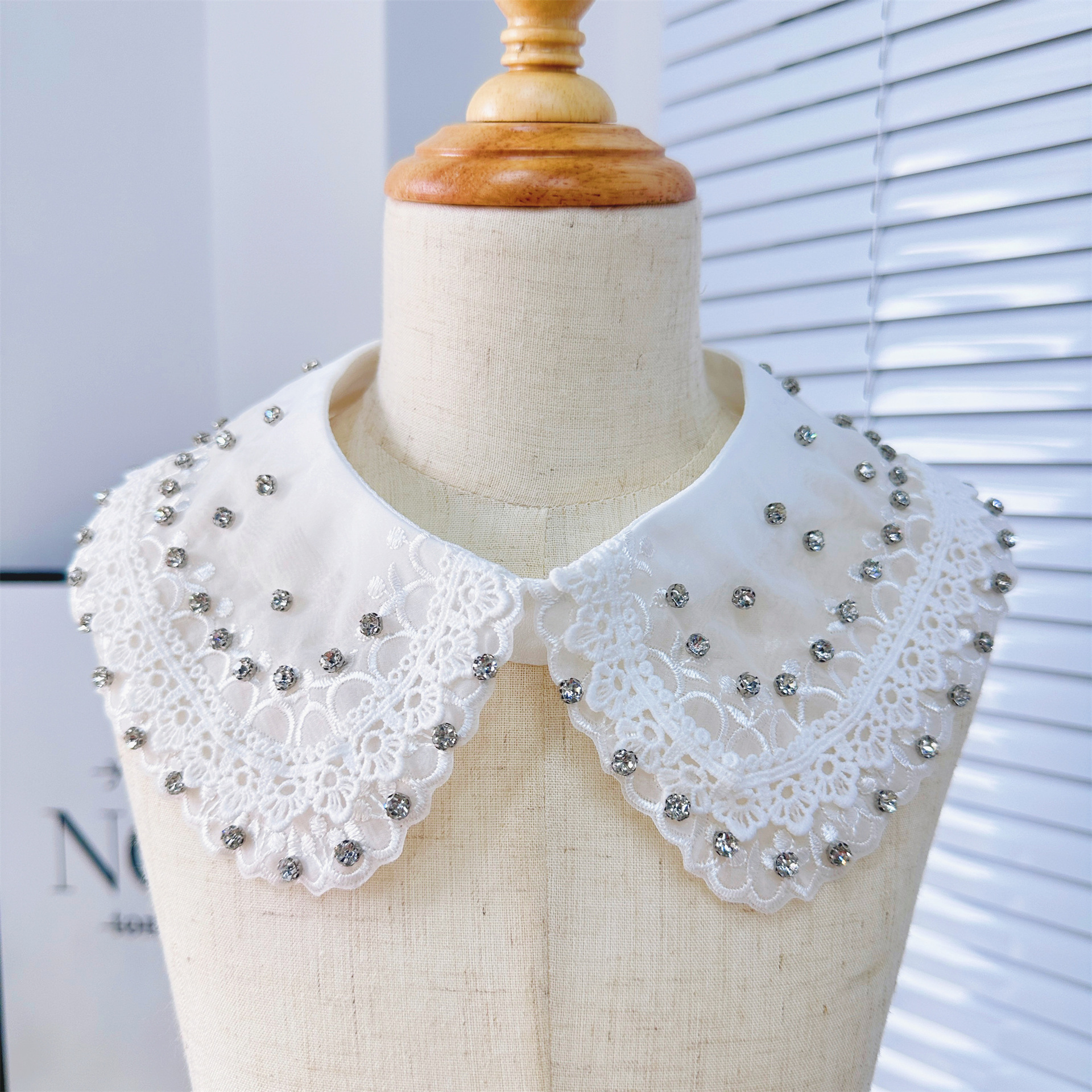 Nueva perla de encaje estilo Chanel collar de flores de lentejuelas de encaje falso collar de la camisa del todo-fósforo de las mujeres multi-funcional hebilla collar decorativo image 1