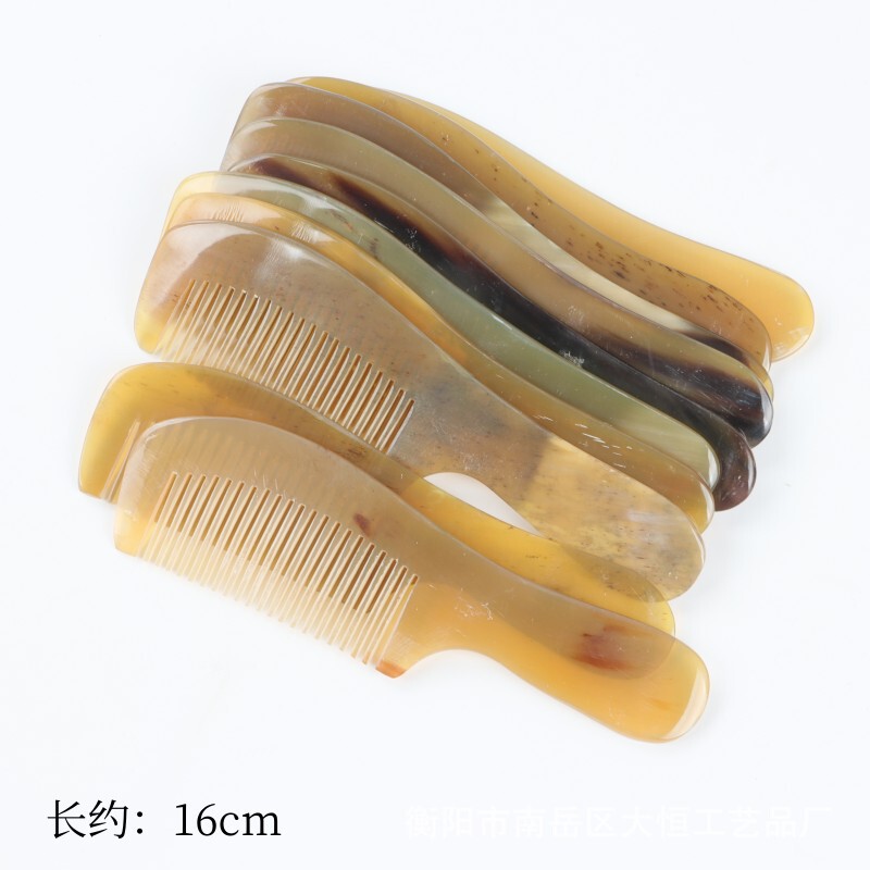 よく売れている露店の天然牛角櫛14-16-18cm美容櫛の先の尖った尾の取っ手の首を上げて真空包装をします。|undefined