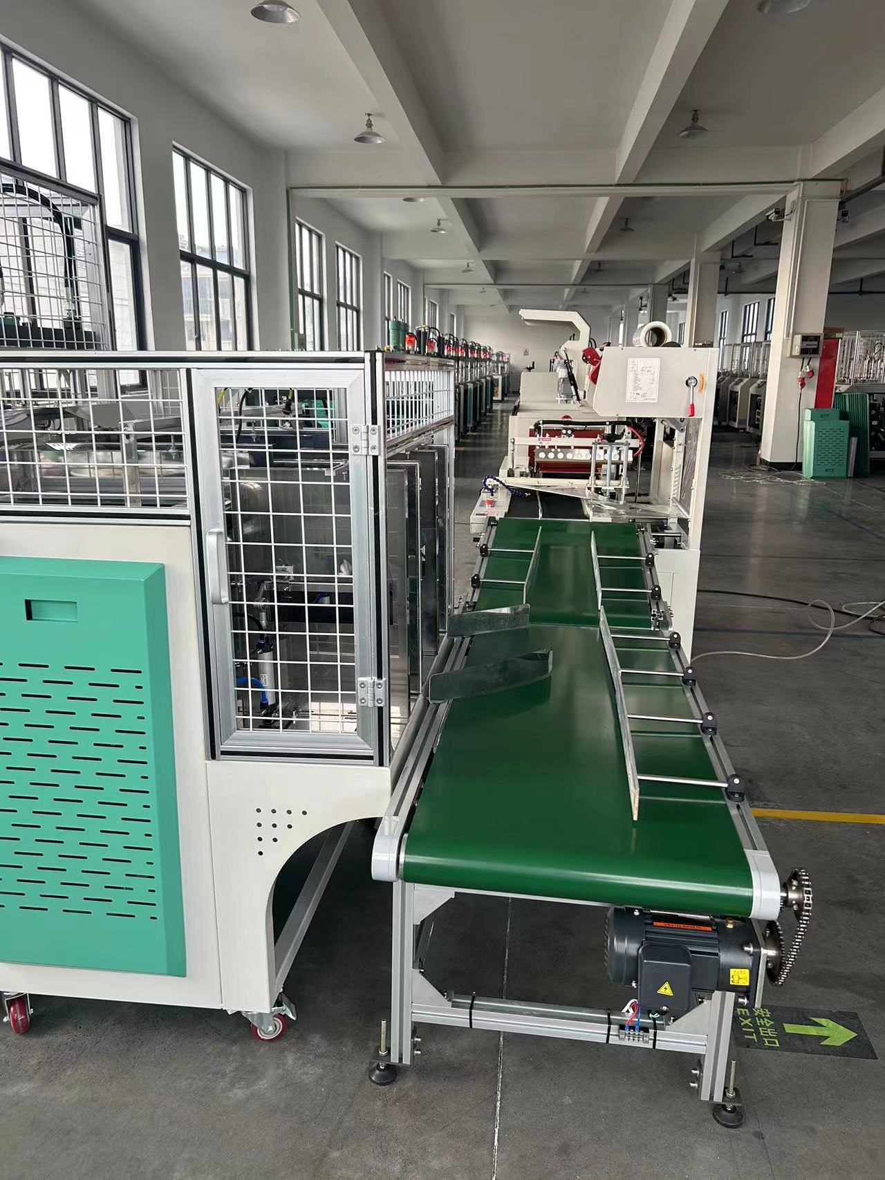 纸盘机连接输送带热收缩贴标一体生产线方形圆形异形纸盘纸碟机器