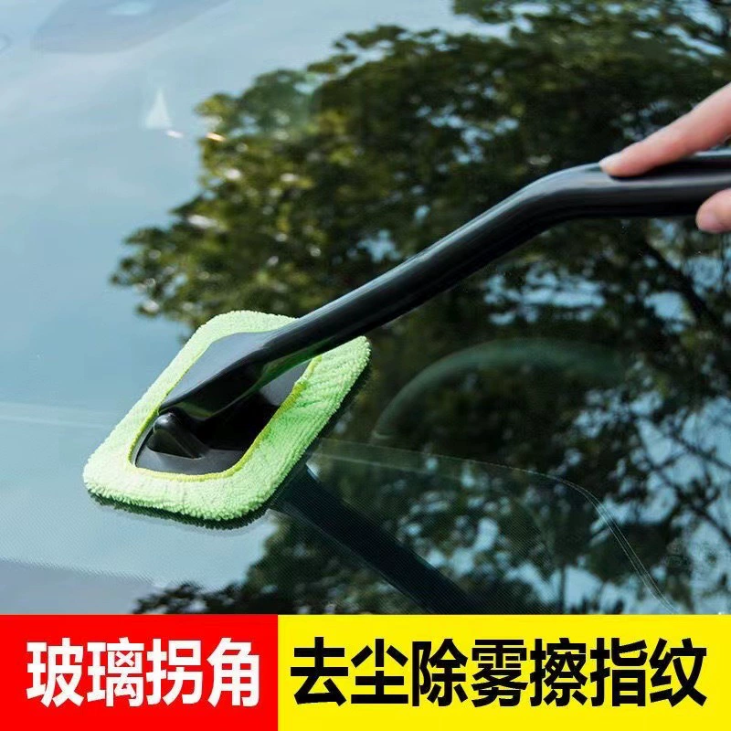 Очистка лобового стекла автомобиля для удаления тумана