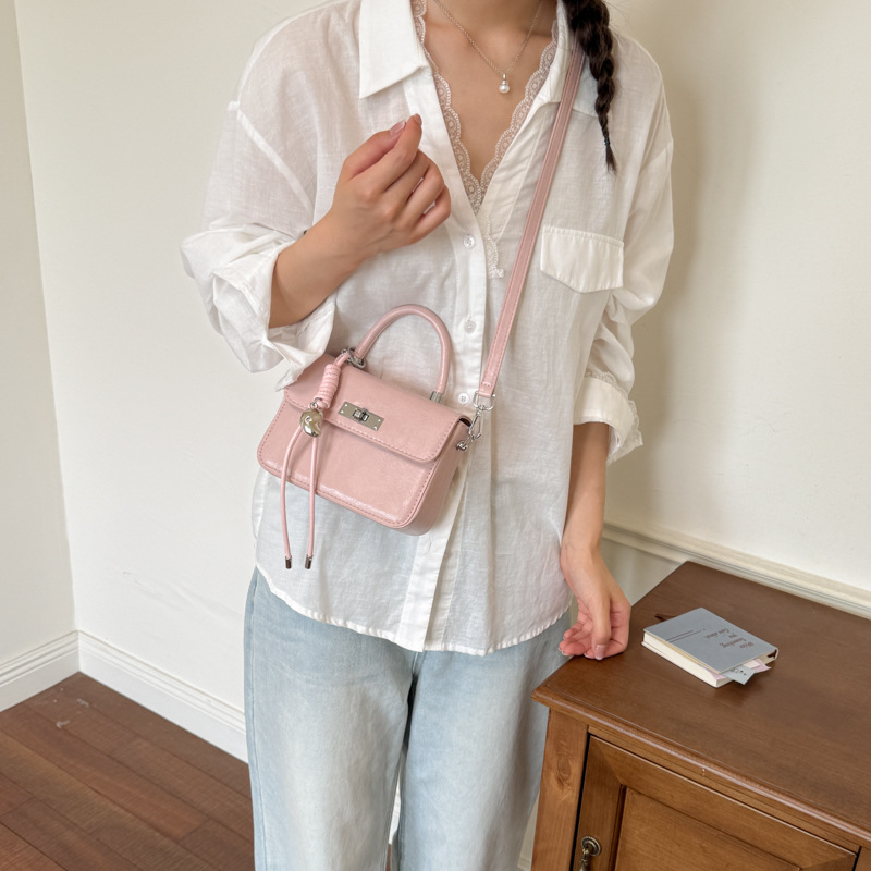 2026 nueva moda de alta sensación bolso bolso pequeño bolso cuadrado de mujer bolso de hombro de estilo extranjero bolso de transporte diario
