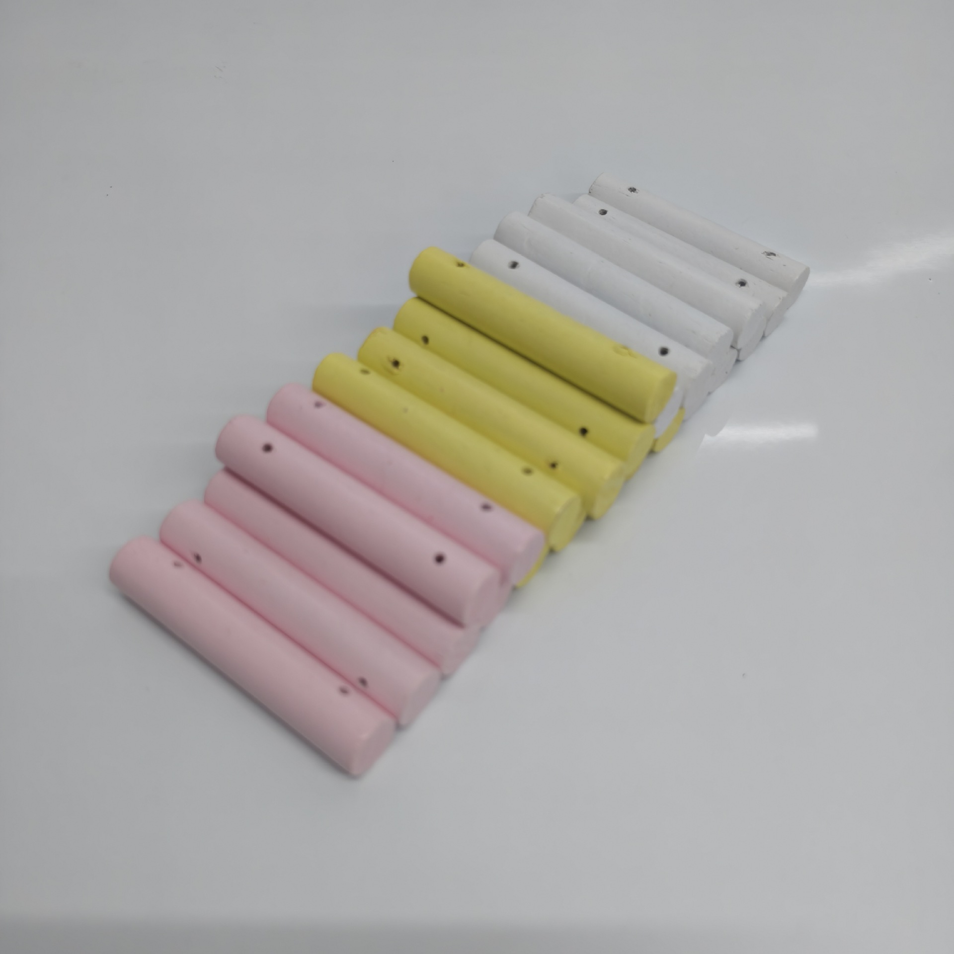 彩色木棒原木木棍宠物箱装饰打孔木圆棒仓鼠笼配件鹦鹉鸟笼定制