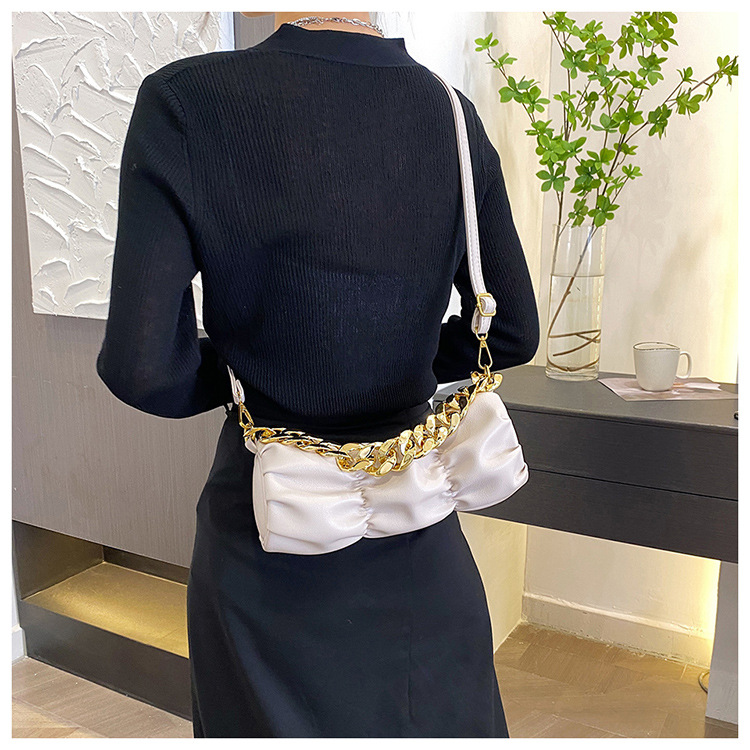 Korean Style Pleated Chain Messenger Shoulder Cylinder Women's Bag display picture 1