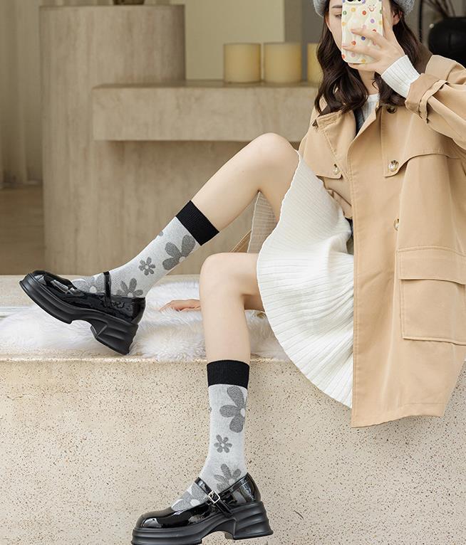 Women's Japanese Style Flower Wool Crew Socks A Pair display picture 3