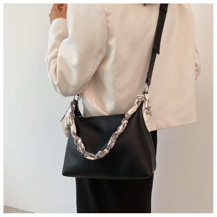 Wholesale Simple Solid Color Silk Scarf Handle One-shoulder Messenger Bag Nihaojewelry display picture 12